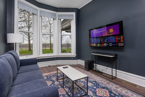 Flats on Front - Riverfront Gem, Fast Wi-Fi, 1F