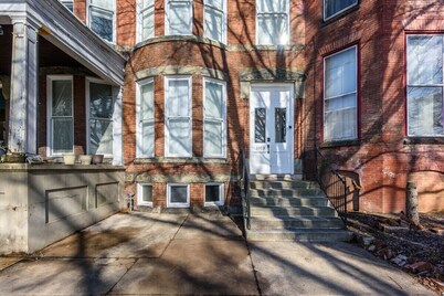 Flats on Front - Riverfront Gem, Fast Wi-Fi, 1F