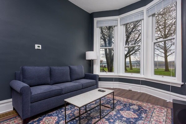 TV - Flats on Front - Riverfront Gem, Fast Wi-Fi, 1F (Harrisburg)