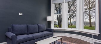 Flats on Front - Riverfront Gem, Fast Wi-Fi, 1F