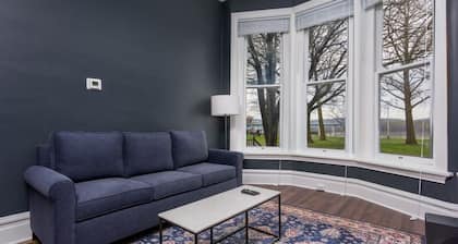 Flats on Front - Riverfront Gem, Fast Wi-Fi, 1F