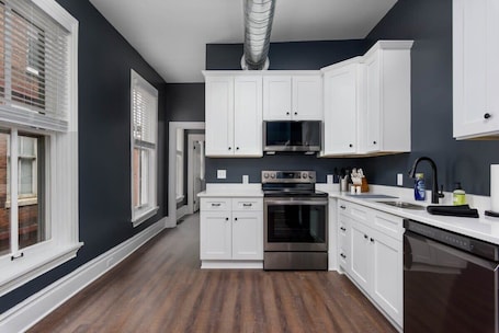 Fridge, microwave, oven, stovetop. Flats on Front - Riverfront Gem, Fast Wi-Fi, 2F