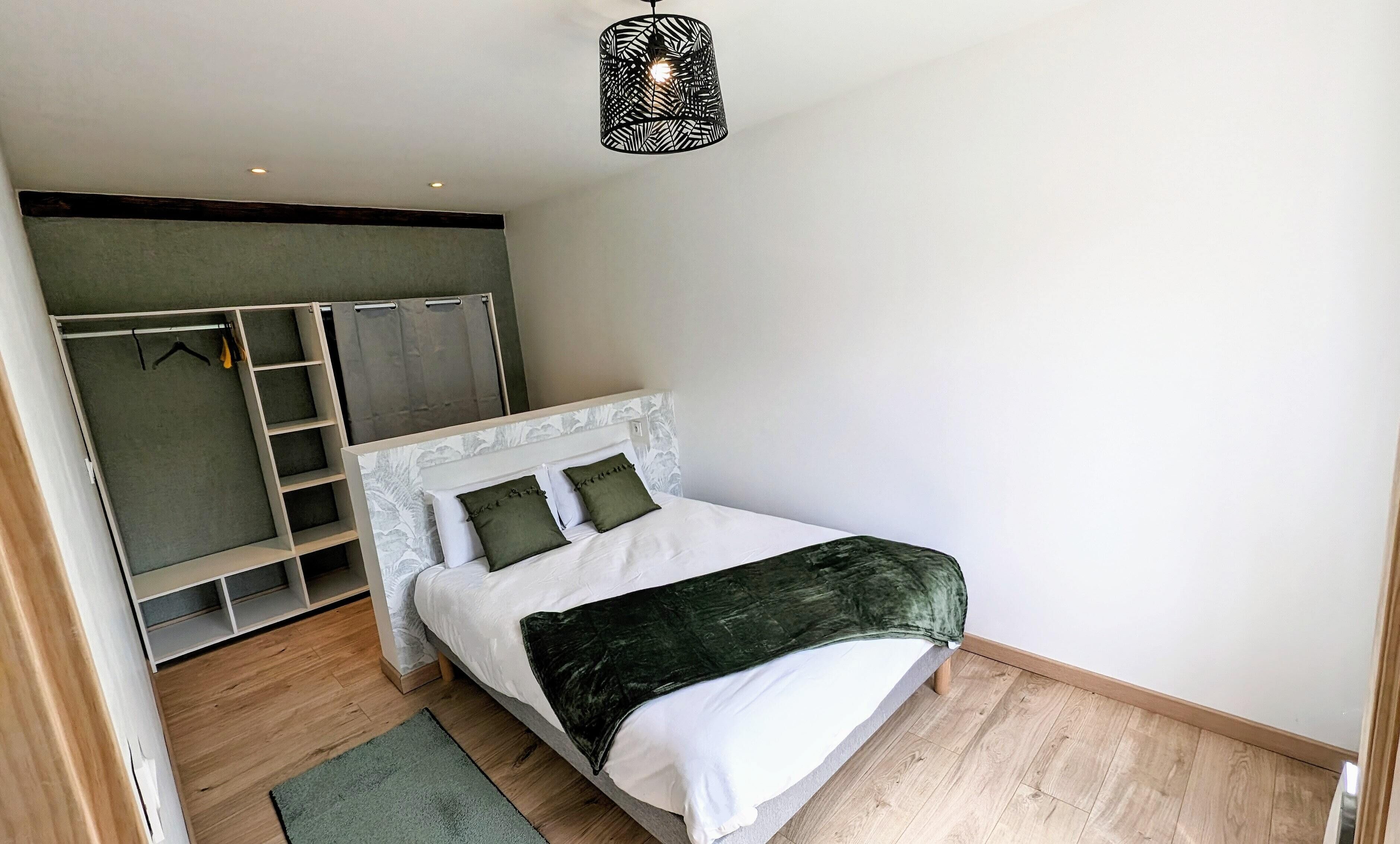 4 slaapkamers, een bureau, een strijkplank/strijkijzer, reisbedje