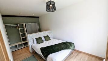 4 bedrooms, desk, iron/ironing board, travel cot
