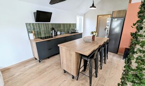 Køleskab, mikrobølgeovn, ovn, kogeplade