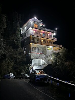 Fachada del alojamiento - Noche