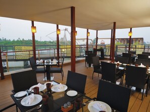Breakfast area - Boche Island By Oxygen Resort (Kochi)