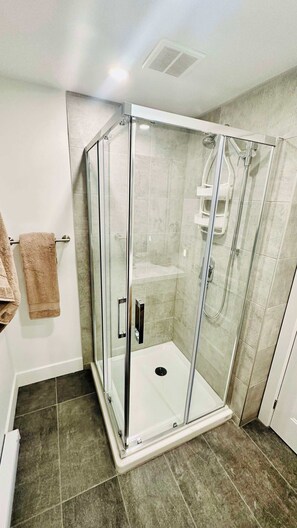 Shower, hair dryer, towels - Swimming Pool & Spa | Condo Mont Tremblant 2 (Mont-Tremblant)