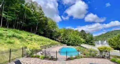 Swimming Pool, Spa - Condo Mont Tremblant 2