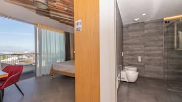 Chambre Quadruple Deluxe, vue mer | Coffres-forts dans les chambres, décoration personnalisée, bureau