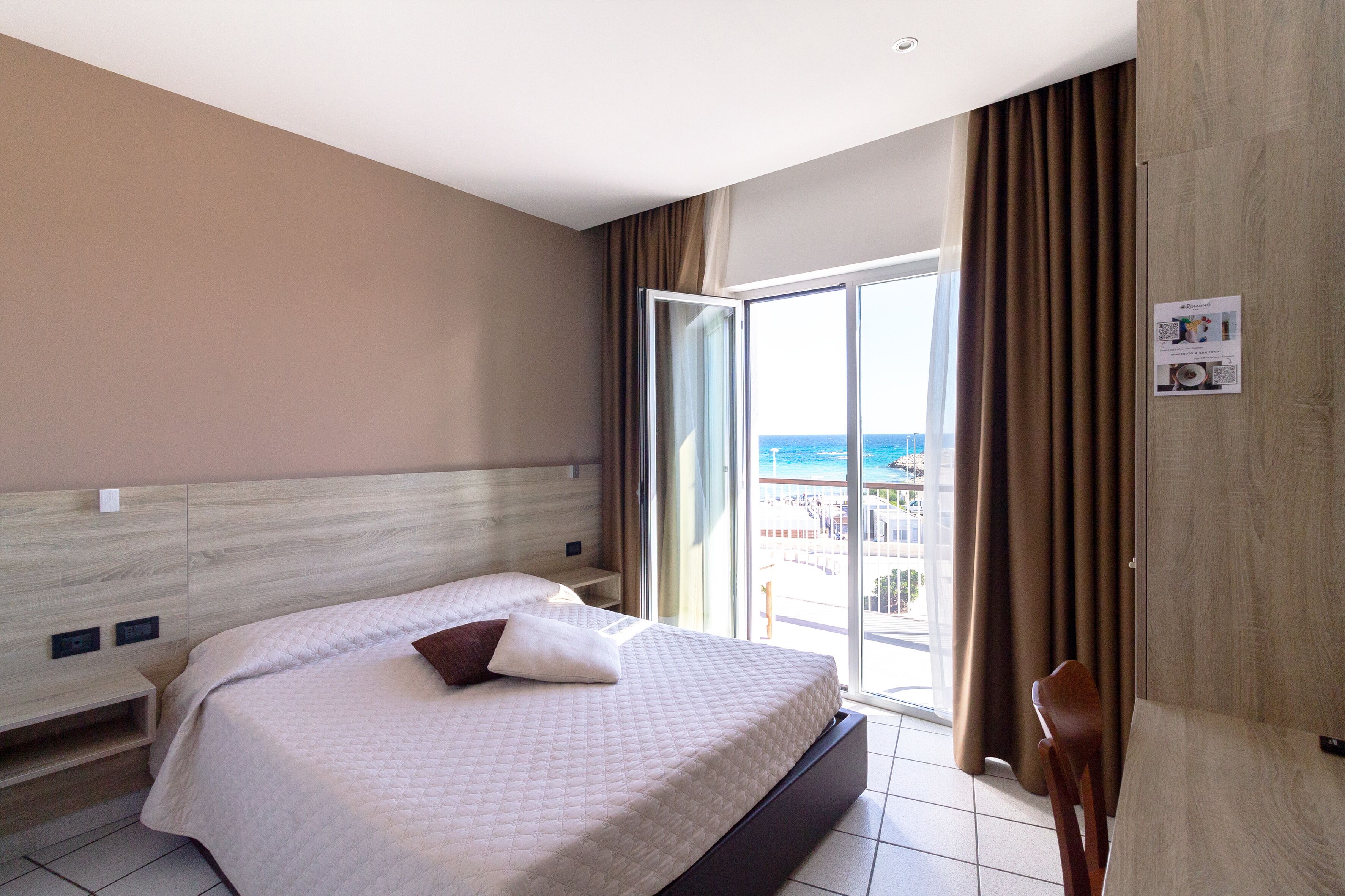 Camera Superior, balcone, vista mare | Cassaforte in camera, con stile personalizzato, una scrivania