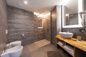 Deluxe-værelse - havudsigt | Badeværelse | Bruser, hårtørrer, bidet, håndklæder