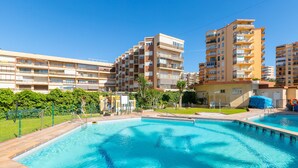 A swimming pool surrounded by apartment buildings. - La Playa in Torremolinos (Torremolinos)