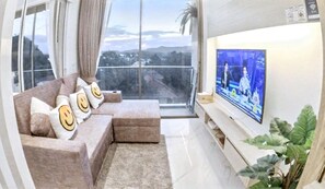TV - Rocco 513 - Corner 1 bedroom Serviced Apartment with Seaview (Ao Nang)
