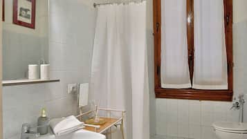 Economy-Doppelzimmer | Badezimmer