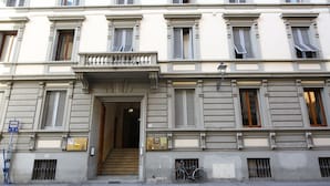 A building with a balcony, a bicycle parked outside, and a staircase leading to the entrance. - MADAMA GUEST HOUSE (Florence)