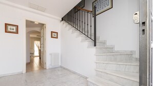 A staircase with marble steps and a black metal railing, leading to an upper floor. - Los Jandalos in El Puerto de Santa Maria (El Puerto de Santa Maria)