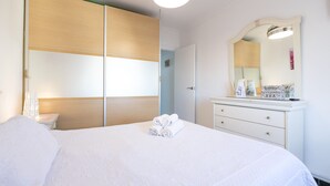 A hotel room with a large bed, a wooden wardrobe, a dresser, and a mirror. - La Ma a in San Fernando (San Fernando)
