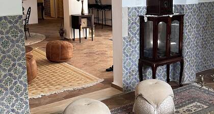 Tradition antique Arabesque style home Hammamet, pool, AC, 15 min walk to beach