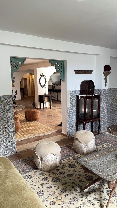 Tradition antique Arabesque style home Hammamet, pool, AC, 15 min walk to beach