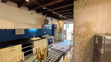 Frigorifero, microonde, forno, piano cottura