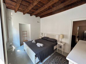 2 chambres, coffre-fort, bureau, fer et planche à repasser