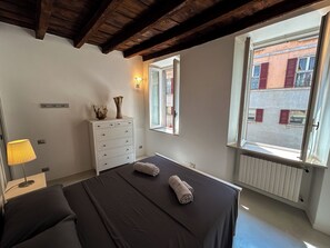 2 soverom, safe på rommet, skrivebord og strykejern/-brett