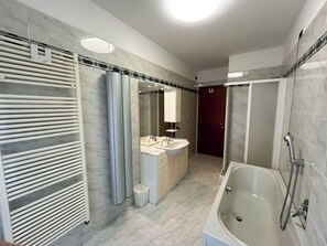 Shower, jetted tub, eco-friendly toiletries, hair dryer - [Exclusive 120 SQM] in the heart of Bergamo (Bergamo)