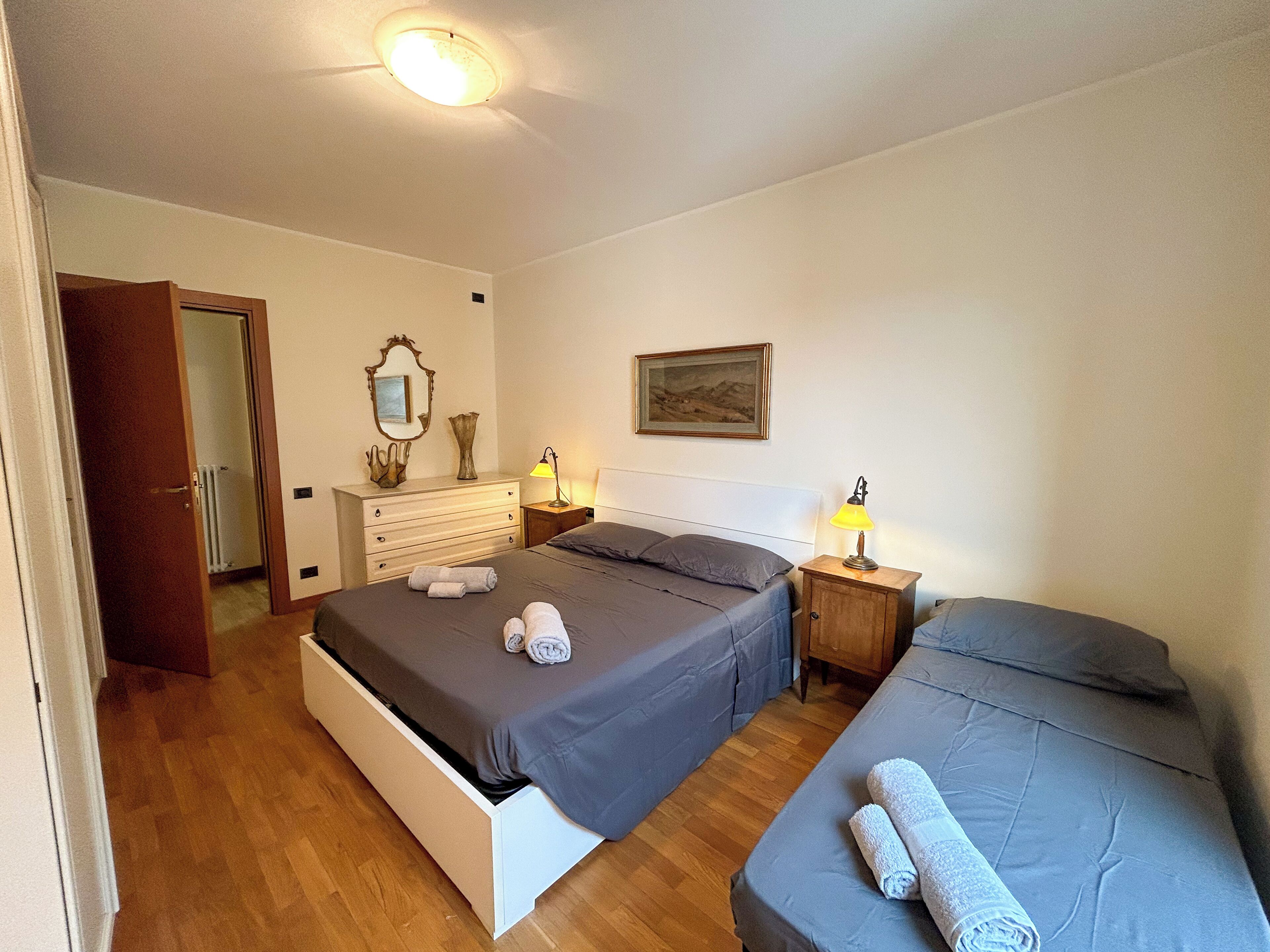 2 Schlafzimmer, Zimmersafe, Schreibtisch, Bügeleisen/Bügelbrett