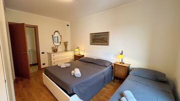 2 Schlafzimmer, Zimmersafe, Schreibtisch, Bügeleisen/Bügelbrett