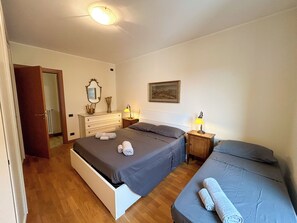 2 habitaciones, caja de seguridad en la habitación y escritorio 