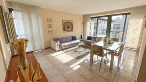 Living area - [Exclusive 120 SQM] in the heart of Bergamo (Bergamo)