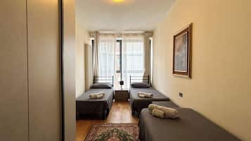 2 bedrooms, in-room safe, desk, iron/ironing board
