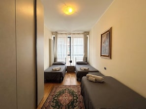 2 Schlafzimmer, Zimmersafe, Schreibtisch, Bügeleisen/Bügelbrett