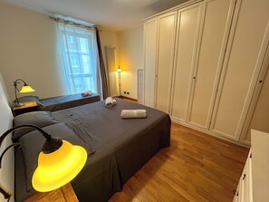 2 chambres, coffres-forts dans les chambres, bureau