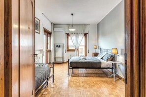 4 chambres, coffre-fort, bureau, fer et planche à repasser