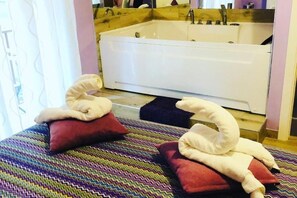 Douche, baignoire à jets, sèche-cheveux, bidet