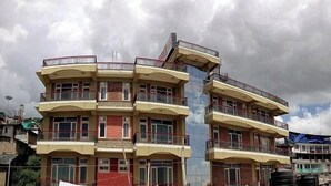 Un edificio a più piani con balconi e tetto piano.