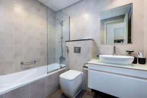 コンフォート スタジオ バルコニー レイクビュー | バスルーム | 浴槽、ヘアドライヤー、タオル、トイレットペーパー