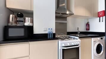 Comfort Studio, Balcony, Lake View | Private kitchen | Fridge, microwave, oven, stovetop