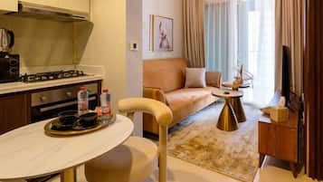 Deluxe Apartment, Balcony, Canal View | Private kitchen | Full-size fridge, microwave, oven, stovetop