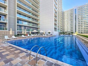 Outdoor pool - Burj Khalifa View - High Floor 1BR Apt (Dubai)