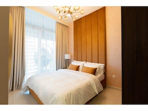 Apartamento luxo, sacada, vista para o canal | 1 quarto, roupas de cama premium, edredons de pluma