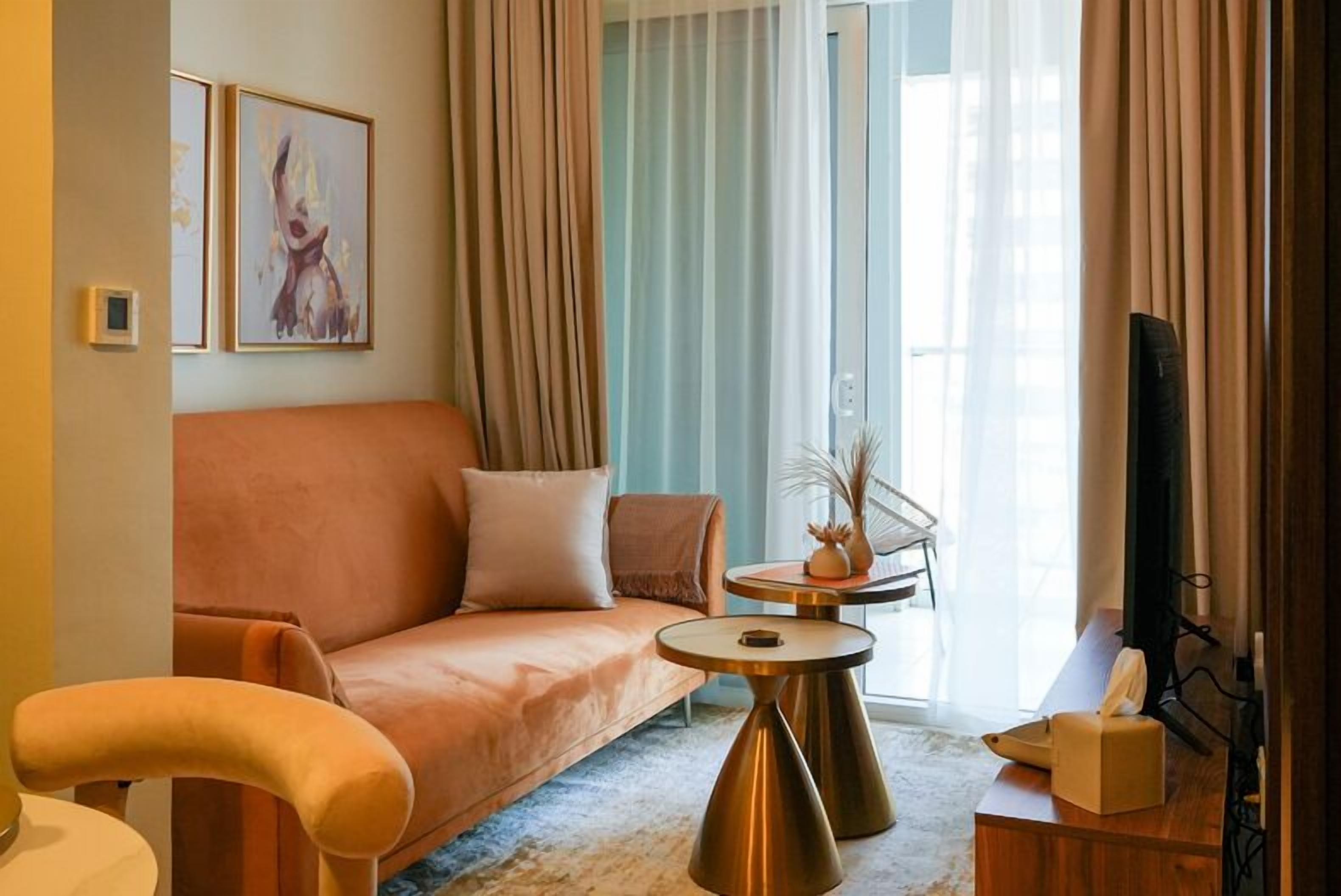 Ein modernes Wohnzimmer mit einer Couch, einem runden Couchtisch und einem Fernseher.
