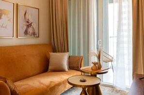 Apartamento luxo, sacada, vista para o canal | Área de estar | TV de tela plana 65 polegadas com canais digitais