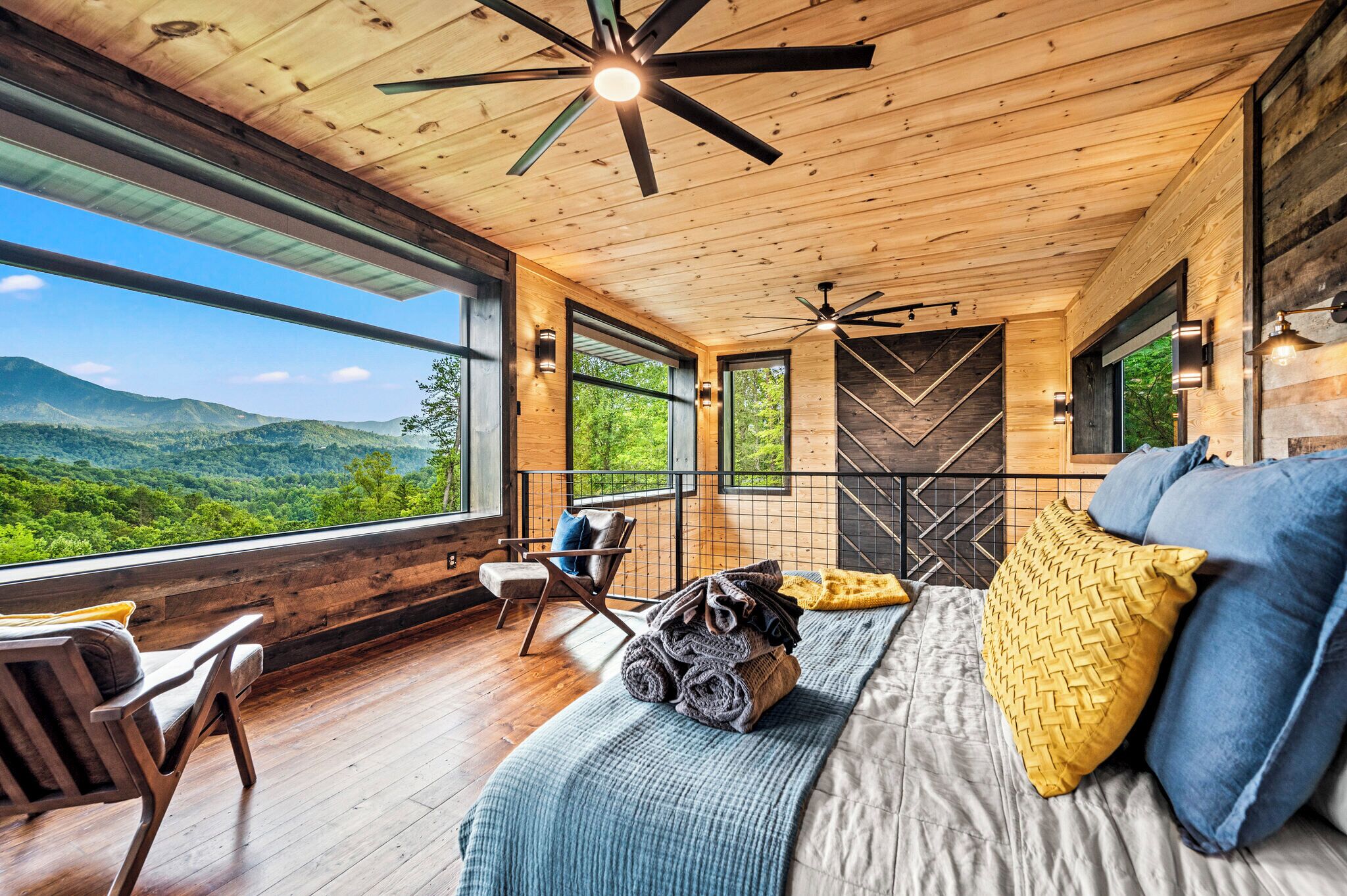 Een strijkplank/strijkijzer, internet, beddengoed