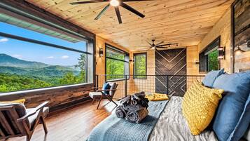 Een strijkplank/strijkijzer, internet, beddengoed