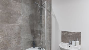 Apartment | Bathroom | Towels