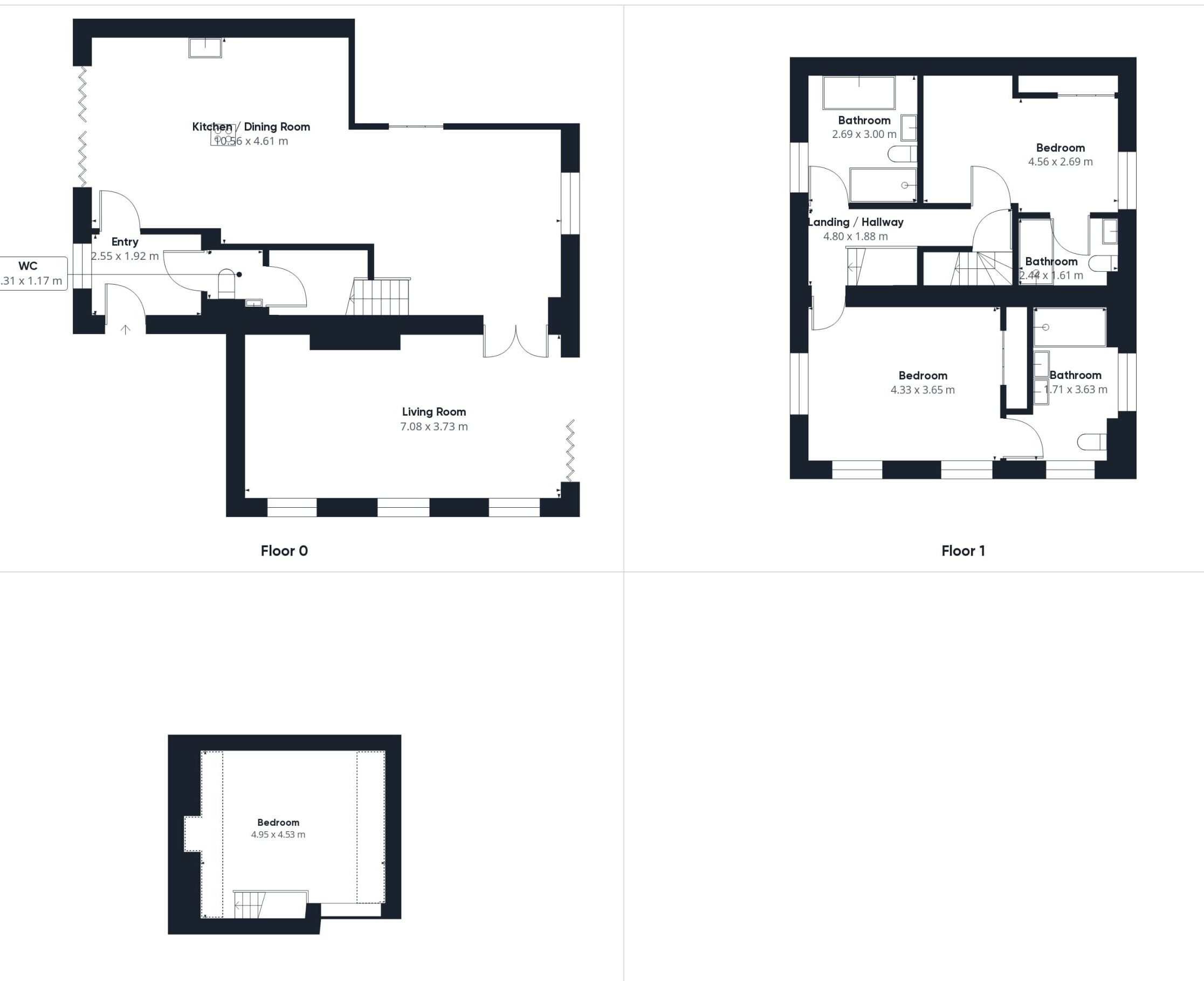 Plattegronden van een hotel met een keuken/eetkamer, woonkamer, inkomhal en badkamers.