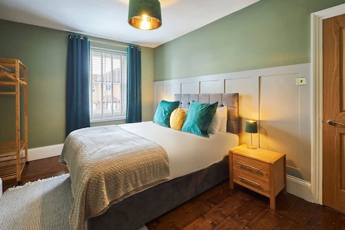 Host Stay Oliver s Den